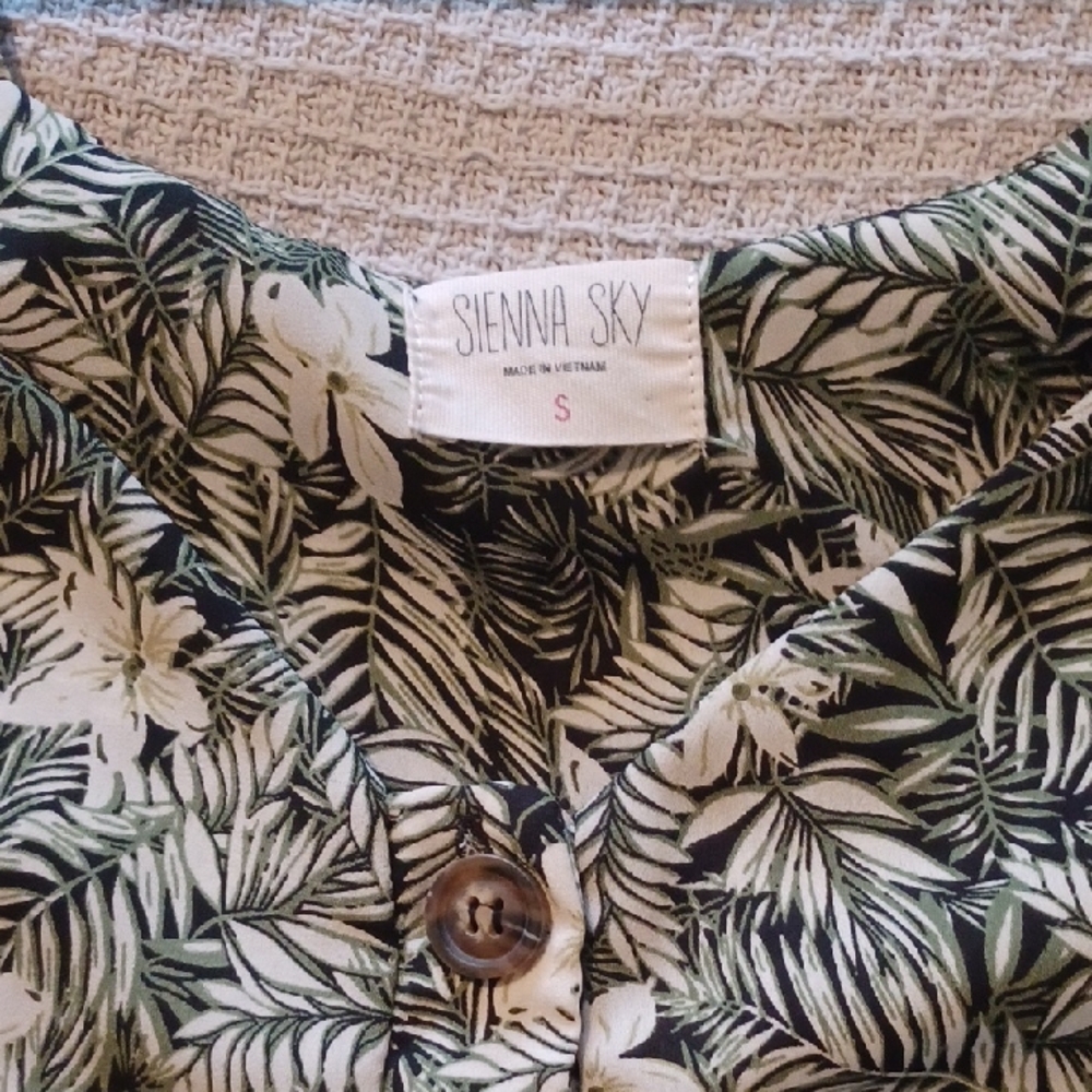 ❤️Sienna Sky Green and White Tropical Print Tank Top🦜